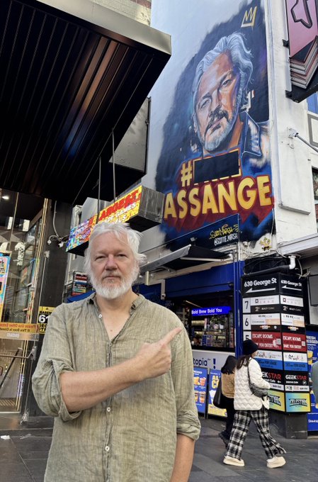 WikiLeaks escribe «He's back» y pone una foto de Assange delante de un gran mural de grafiti, en una fachada, con su rostro.
